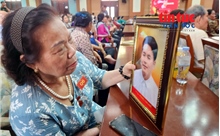 54 gia đình liệt sĩ xúc động nhận ảnh phục dựng người thân trong chương trình 'Tri ân người giữ lửa'