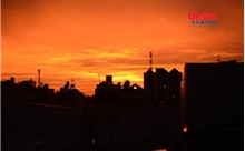 Khoảnh khắc bầu trời nhuộm cam vàng sau cơn mưa tại TP Hồ Chí Minh