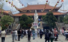 Người dân đến chùa cầu nguyện, thả cá, phóng sinh chim trong ngày lễ Vu Lan báo hiếu