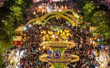 TP Hồ Chí Minh: Biển người đổ về Đường hoa Nguyễn Huệ trong tối 28 Tết