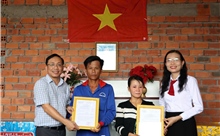 &#39;Đồng hành cùng vùng khó&#39; của báo Tin tức và Dân tộc đến với người dân Long An