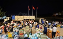 Xuyên đêm chuyển hàng cứu trợ đến đồng bào vùng lũ