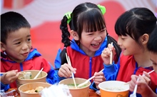 Hơn 5.000 tô 'Phở yêu thương 2025' đến với học sinh rốn lũ Hoà Thịnh