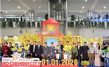 TP Hồ Chí Minh chào đón những vị khách quốc tế đầu tiên 'xông đất' đầu năm 2026