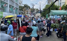 Chợ hoa lớn nhất TP Hồ Chí Minh đông nghịt người mua chiều 28 Tết