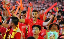 Phố đi bộ Nguyễn Huệ: Vỡ oà 'Tự hào Việt Nam ơi' khi tuyển Việt Nam chiến thắng