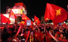 Người dân TP Hồ Chí Minh đổ ra đường ăn mừng chiến thắng, hô vang 'Việt Nam vô địch' 
