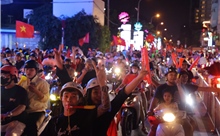 Người hâm mộ TP Hồ Chí Minh xuyên đêm mừng tuyển Việt Nam vô địch