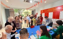 Cử tri phường Phước Long gửi gắm niềm tin qua lá phiếu trong ngày hội lớn