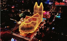 Nhà thờ Đức Bà khoác lên ‘tà áo’ lộng lẫy, thu hút người dân khắp nơi đổ về chiêm ngưỡng