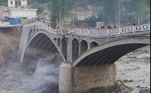 Video lũ quét cuốn phăng cây cầu lớn tại Pakistan