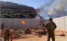 Video binh sĩ Israel dùng máy bắn đá phóng quả cầu lửa vào Liban