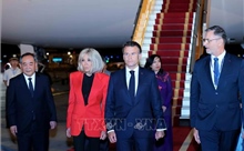Chia sẻ đầu tiên của Tổng thống Pháp Emmanuel Macron khi tới Hà Nội
