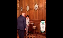 Thủ tướng Nhật Bản tặng Tổng thống Trump gậy golf của ông Abe