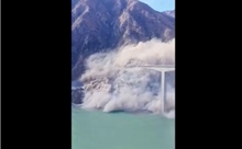 Video ghi lại khoảnh khắc cầu mới khánh thành ở Trung Quốc bất ngờ sập một phần