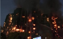 Video ghi lại cảnh 7 tòa nhà chung cư cháy ngùn ngụt ở Hong Kong