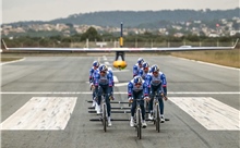 Lần đầu tiên trên thế giới tàu lượn bay lên không trung nhờ sức người đạp xe