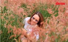 Quyến rũ vườn cỏ hồng dưới chân cầu Long Biên