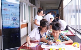 Rộn ràng ngày khai giảng đặc biệt của bệnh nhi trong các bệnh viện 