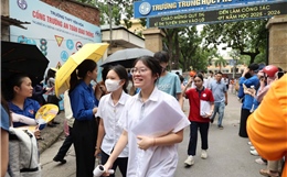 Thí sinh phấn khởi sau khi thi xong môn Ngữ văn