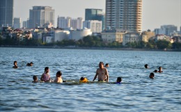 Người Hà Nội &#39;biến&#39; Hồ Tây thành bãi tắm trong những ngày nắng nóng