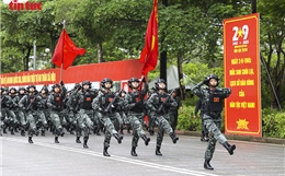 Chiến sĩ công an vượt nắng, thắng mưa luyện diễu binh mừng 80 năm Ngày Quốc khánh