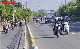 Cầu Nhật Tân phân làn cứng, nhiều xe máy vẫn đi vào làn ô tô