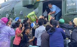 Trực thăng vượt thời tiết xấu, tiếp tế liên tục cho vùng lũ Tây Nguyên