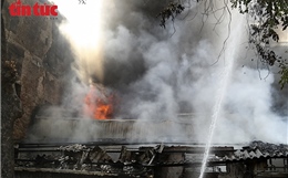 Cháy lớn trên phố Lò Đúc, nhiều hộ dân tháo chạy tài sản