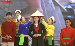 Vẻ đẹp phụ nữ Mường qua những hoa văn dệt truyền thống