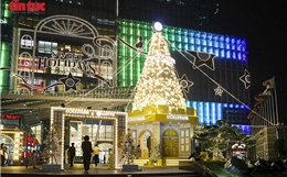 Người dân Hà Nội đổ về các trung tâm thương mại thưởng thức không khí Noel