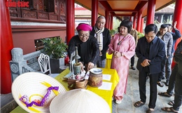 Bộ sưu tập hiện vật hầu đồng quý hiếm lần đầu ra mắt cộng đồng tín ngưỡng