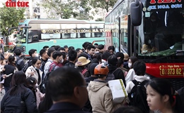 Bến xe Hà Nội đông nghịt khách trước kỳ nghỉ Tết Dương lịch