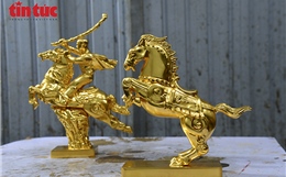 Tinh xảo ngựa linh vật dát vàng 24k hút khách dịp Tết Bính Ngọ