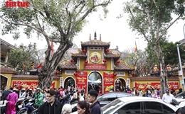 Dòng người tấp nập đi lễ chùa, mong một năm mới bình an