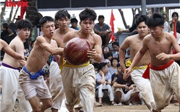 Trai tráng làng Thúy Lĩnh đua tranh vật cầu