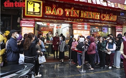 Người dân đội mưa xếp hàng mua vàng sát ngày vía Thần tài 