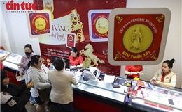 Xuyên đêm đội mưa rét chờ mua vàng ngày Vía Thần Tài