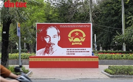 Cờ hoa rực đỏ khắp phố phường Hà Nội chào mừng ngày bầu cử