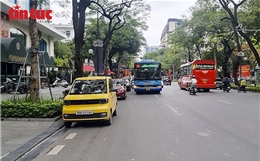 Ô tô chiếm dụng điểm dừng xe buýt, hành khách đối mặt mất an toàn giao thông