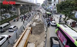 'Lô cốt' án ngữ lòng đường Nguyễn Trãi gây ùn tắc kéo dài