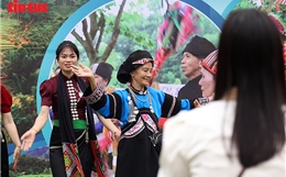 Đậm sắc màu văn hóa trong chuyến tham quan Làng Văn hóa - Du lịch các dân tộc Việt Nam