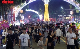 Biển người đổ về Công viên Văn Lang xem pháo hoa dịp Giỗ Tổ Hùng Vương