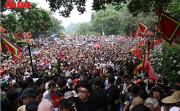 Người dân thành kính hướng về Đền Hùng trong ngày Giỗ Tổ