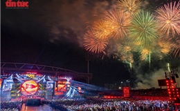 Rực rỡ màn pháo hoa tại chương trình nghệ thuật đặc biệt 'Âm vang Tổ quốc'