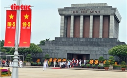Đông đảo người dân vào Lăng viếng Bác sáng 19/5