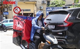 Nắng nóng đỉnh điểm, người lao động Hà Nội chật vật mưu sinh