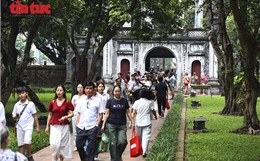 Thí sinh đổ về Văn Miếu dâng hương sau buổi làm thủ tục thi vào 10