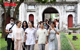 Sĩ tử gửi kỳ vọng tại Văn Miếu trước kỳ thi tốt nghiệp THPT