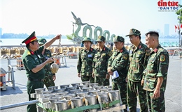 Khẩn trương lắp đặt trận địa pháo hoa bên Hồ Tây mừng Quốc khánh 2/9